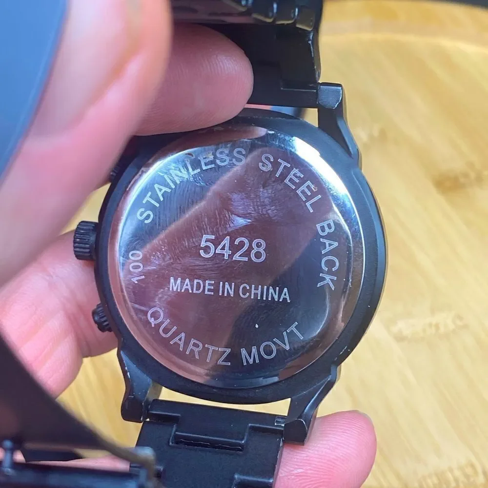 Mens large no name watch that is NWOT and works perfectly